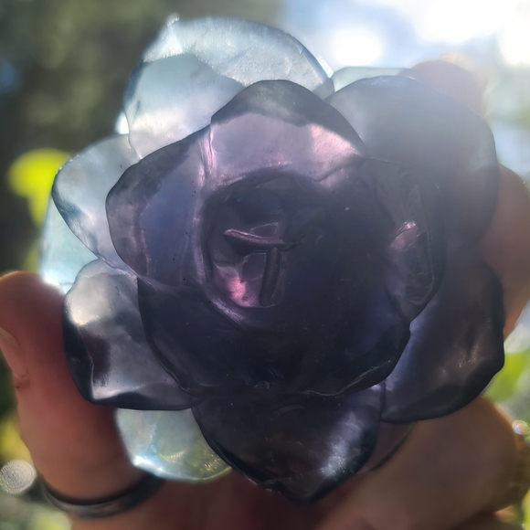 Gorgeous large purple Fluorite Rose handcarved crystal - Picture 3 of 6